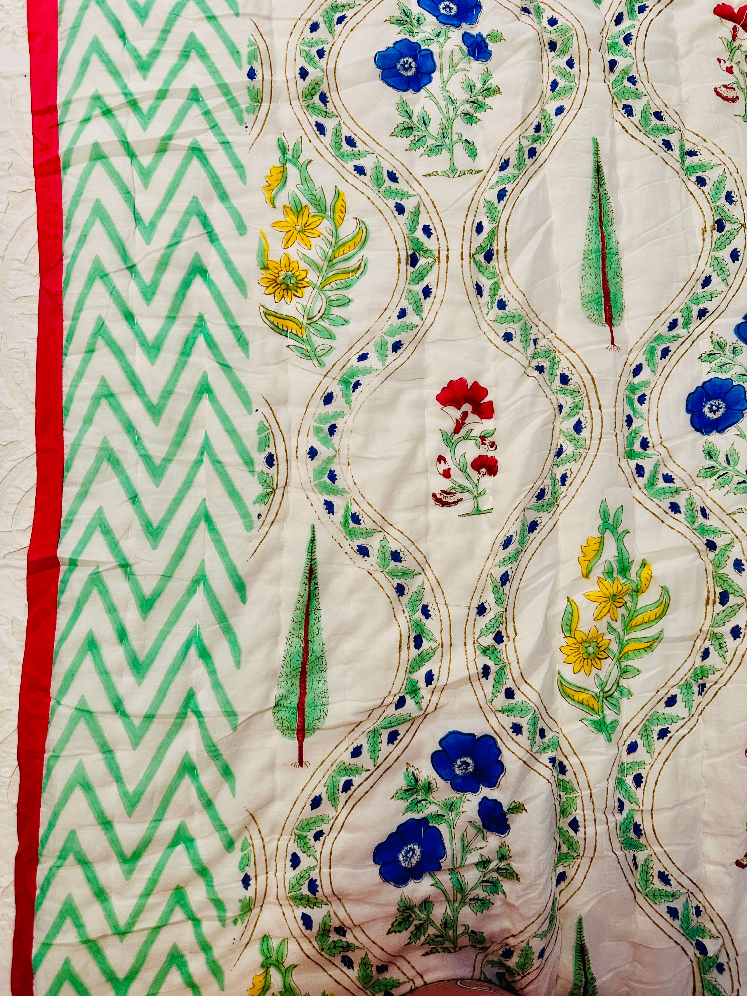 Detailed border of Petals Pine quilt with intricate pattern